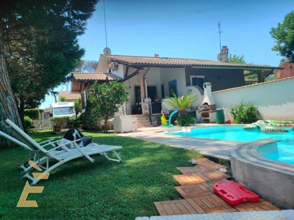 casa indipendente in vendita a Roma in zona Casal Palocco