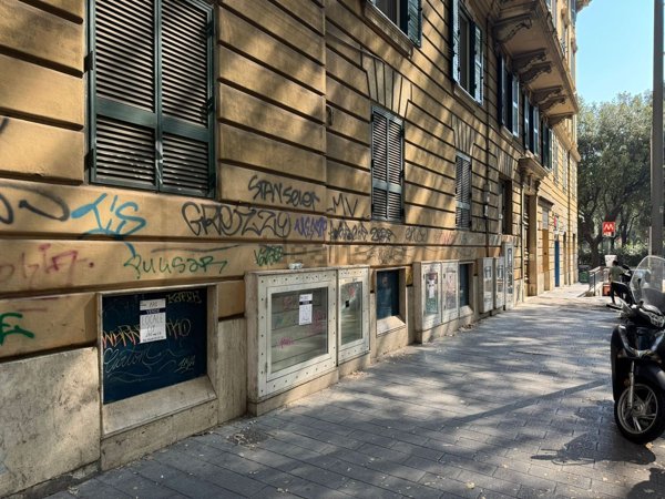 locale commerciale in vendita a Roma in zona Appio Latino
