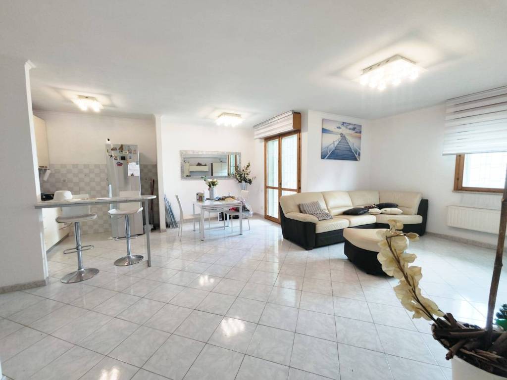 appartamento in vendita a Roma in zona Torre Angela