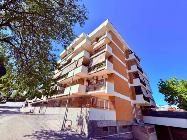 appartamento in vendita a Roma in zona Tomba di Nerone