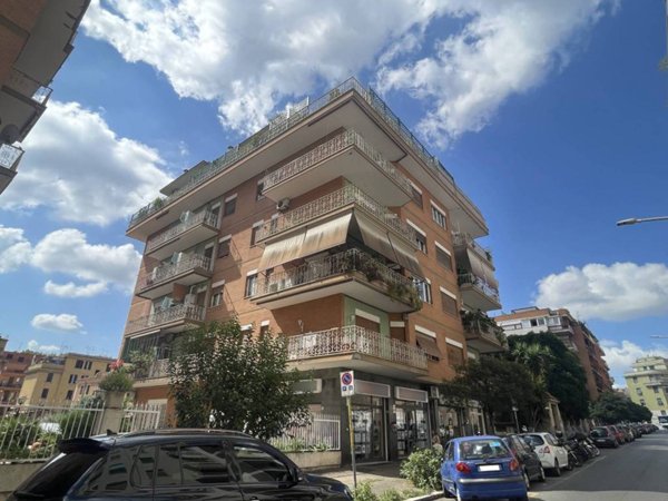 appartamento in vendita a Roma in zona Appio Latino