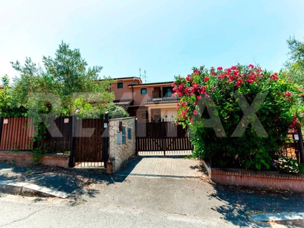 casa indipendente in vendita a Roma in zona Sette Bagni