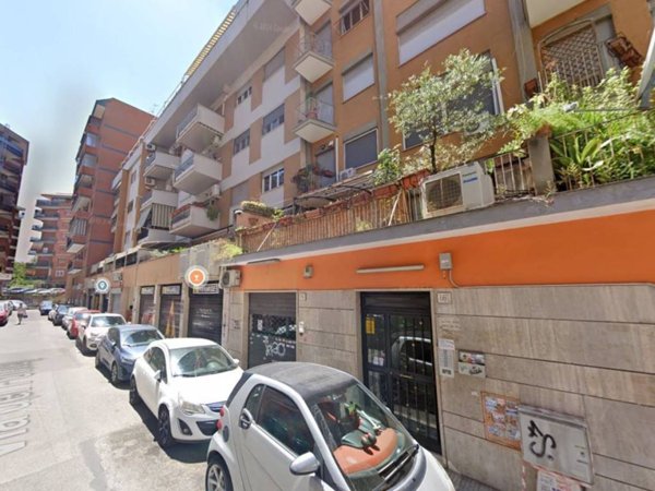 negozio in vendita a Roma in zona Cinecittà