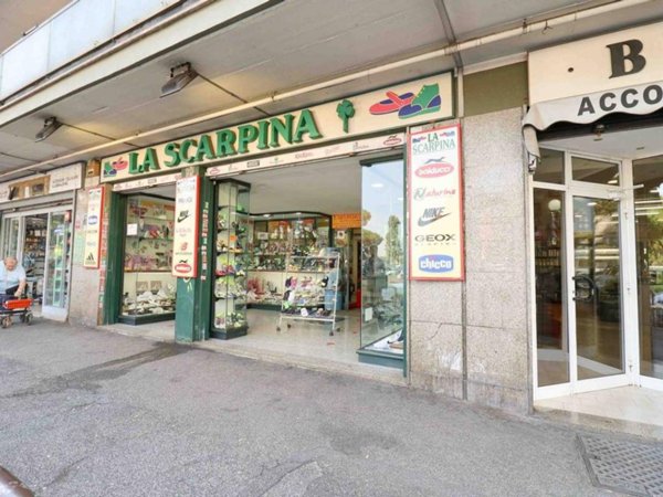 negozio in vendita a Roma in zona Borghesiana