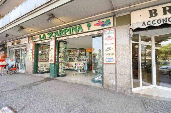 negozio in vendita a Roma in zona Borghesiana