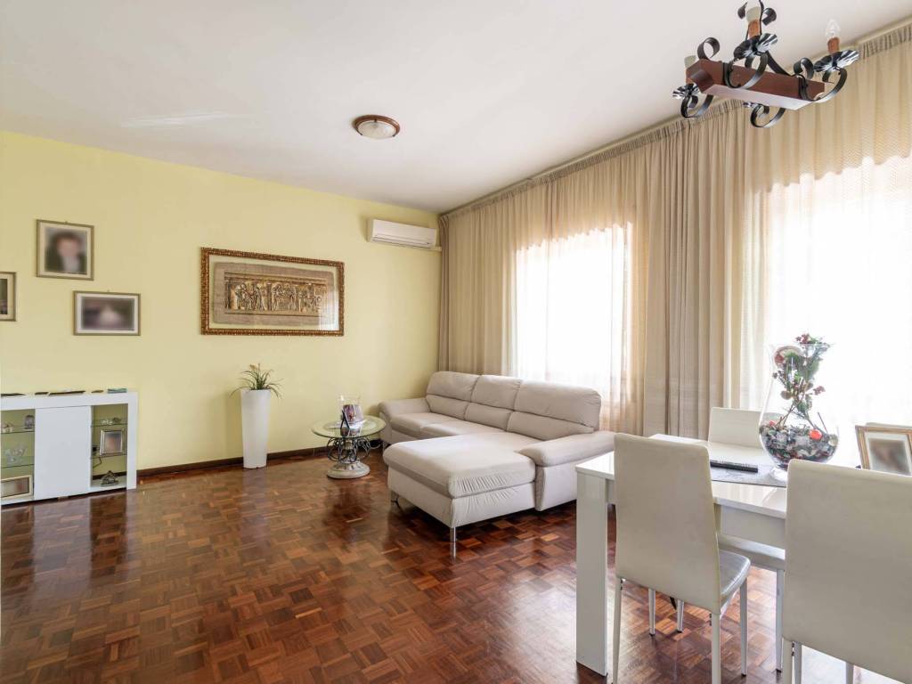 appartamento in vendita a Roma in zona Giuliano Dalmata