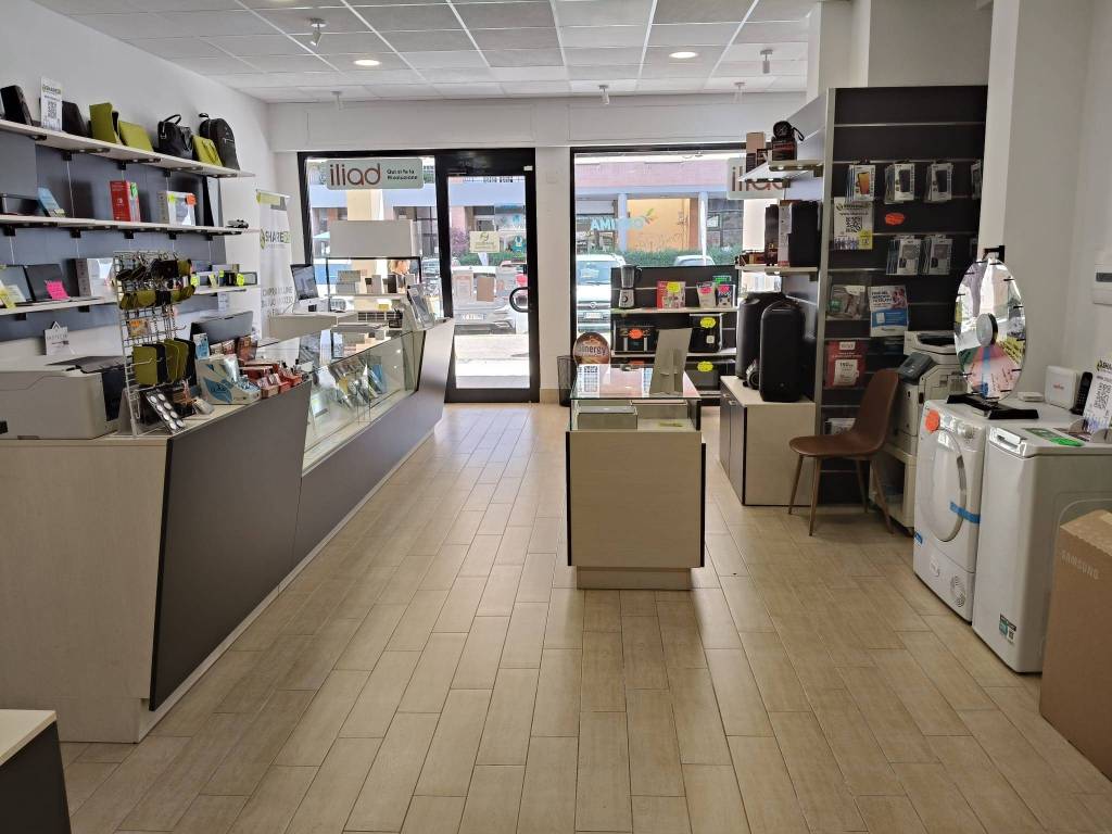 negozio in vendita a Roma in zona Acilia