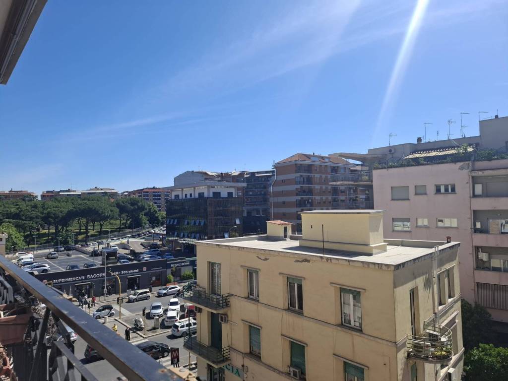 appartamento in vendita a Roma in zona Appio Latino