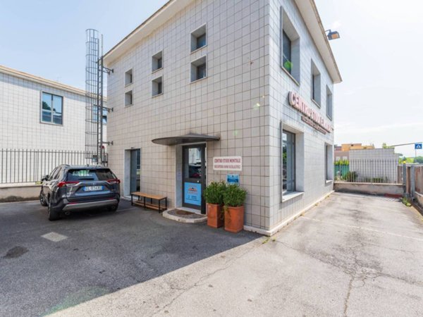 ufficio in vendita a Roma in zona Alessandrino