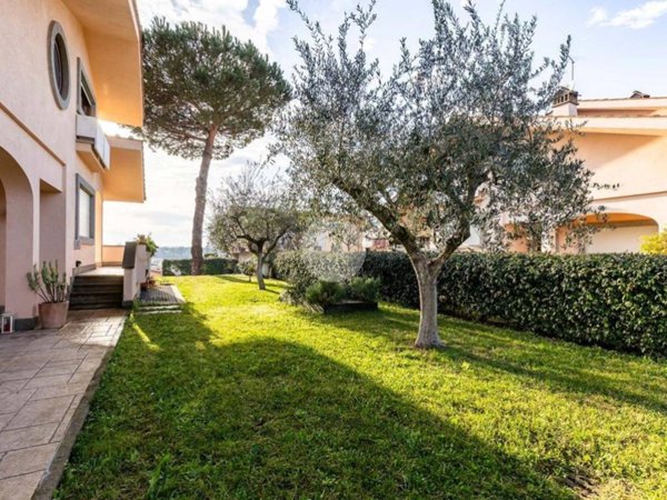 casa indipendente in vendita a Roma in zona Valle Muricana