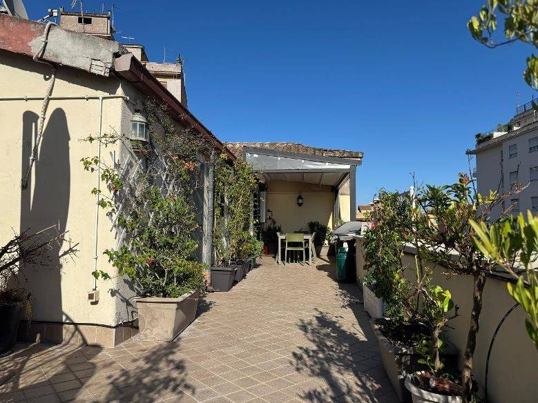 appartamento in vendita a Roma in zona Appio Latino