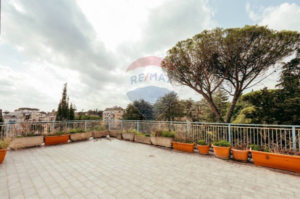 appartamento in vendita a Roma in zona Tomba di Nerone