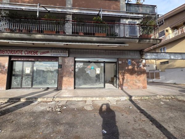 negozio in vendita a Roma in zona Finocchio