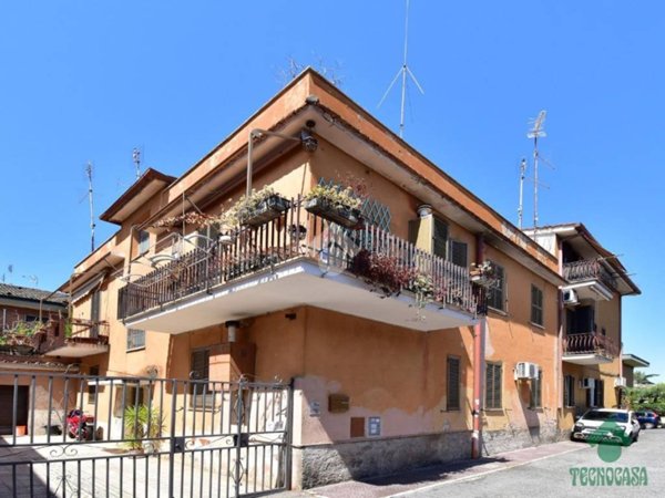 appartamento in vendita a Roma in zona Appio Pignatelli