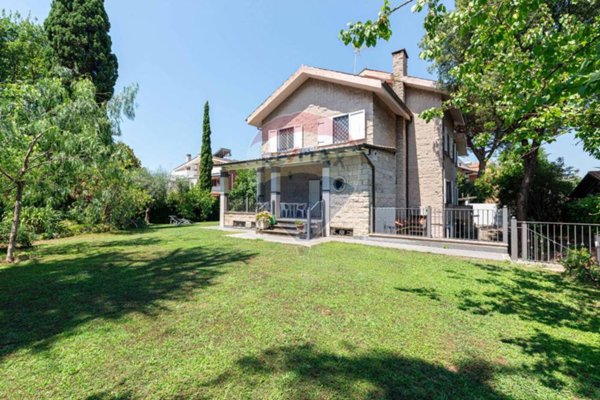casa indipendente in vendita a Roma in zona Axa