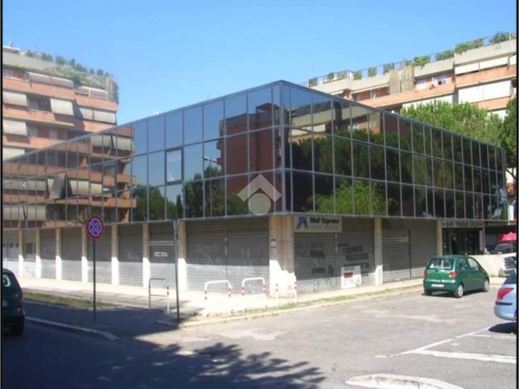 negozio in vendita a Roma in zona Appio Claudio