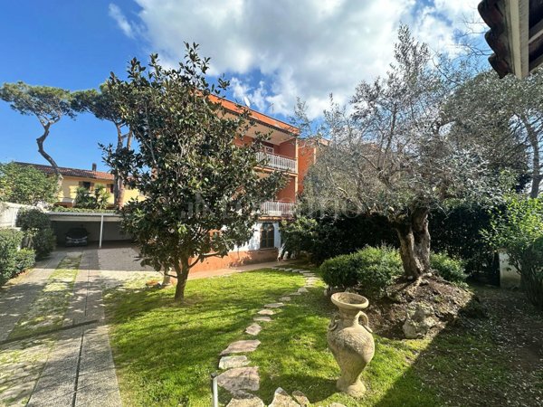 casa indipendente in vendita a Roma in zona Ostia