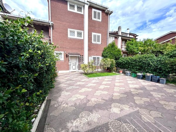 casa indipendente in vendita a Roma in zona Acilia