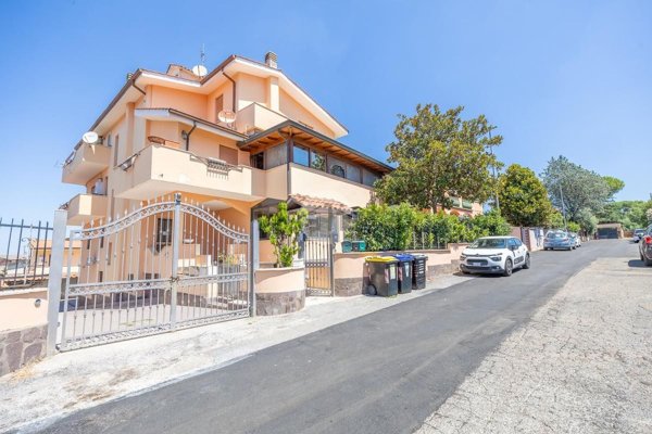 appartamento in vendita a Roma in zona Giardini di Corcolle
