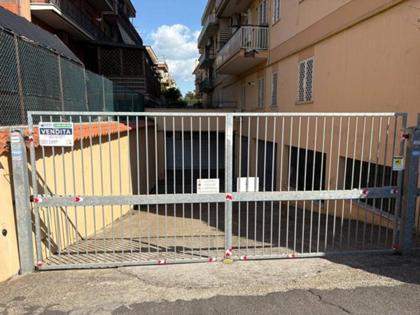 locale di sgombero in vendita a Roma in zona Torre Angela