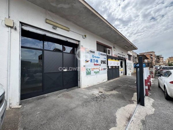 locale commerciale in vendita a Roma in zona Tor Bella Monaca