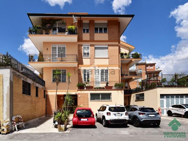 appartamento in vendita a Roma in zona Appio Pignatelli