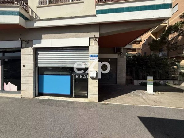 negozio in vendita a Roma in zona Ostia