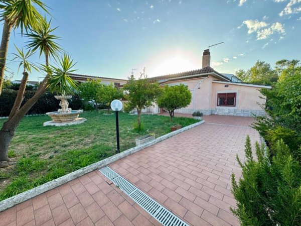 casa indipendente in vendita a Roma in zona Ostia Antica