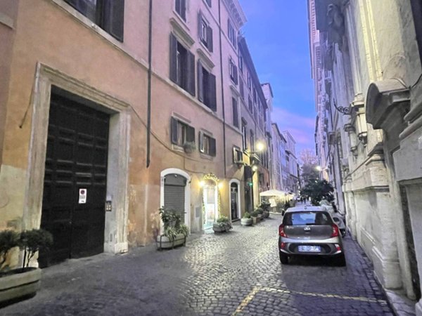 locale commerciale in vendita a Roma in zona Parione/Sant'Eustachio