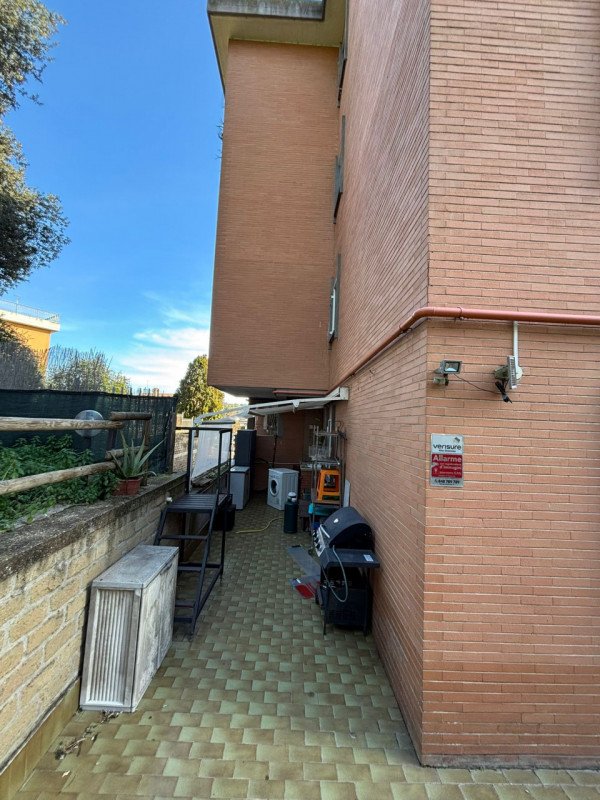 appartamento in vendita a Roma in zona Pantan Monastero
