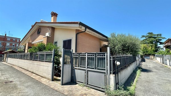casa indipendente in vendita a Roma in zona Lunghezza