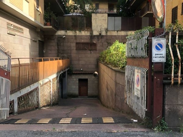 locale commerciale in vendita a Roma in zona Ardeatino