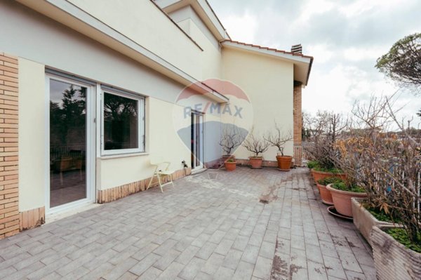 appartamento in vendita a Roma in zona Tomba di Nerone