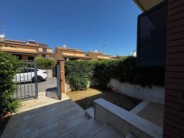 appartamento in vendita a Roma in zona Lunghezza