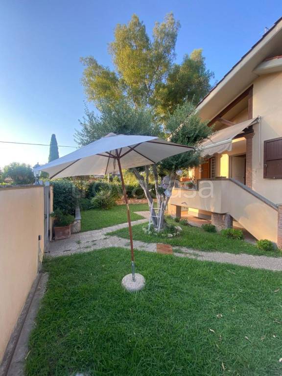 casa indipendente in vendita a Roma in zona Infernetto