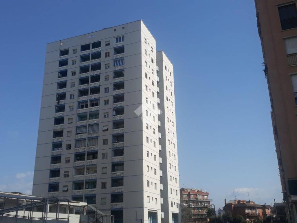 appartamento in vendita a Roma in zona Torre Angela