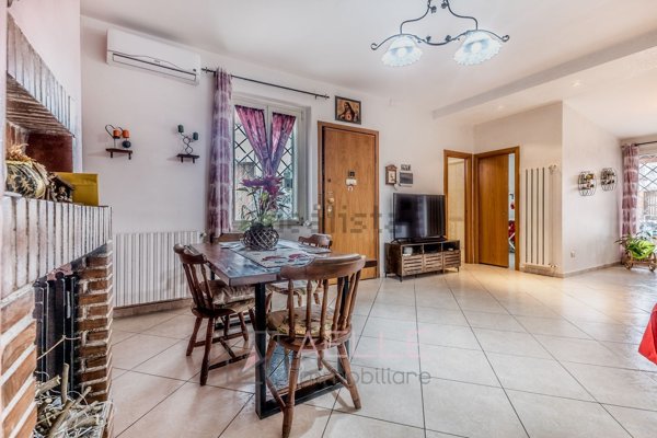 casa indipendente in vendita a Roma in zona Acilia