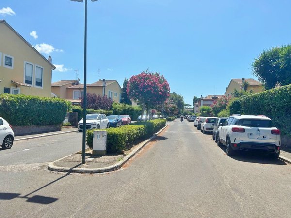 casa indipendente in vendita a Roma in zona Casal Palocco