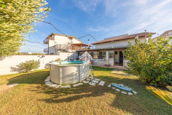 casa indipendente in vendita a Roma in zona Finocchio