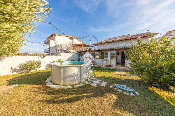 casa indipendente in vendita a Roma in zona Finocchio
