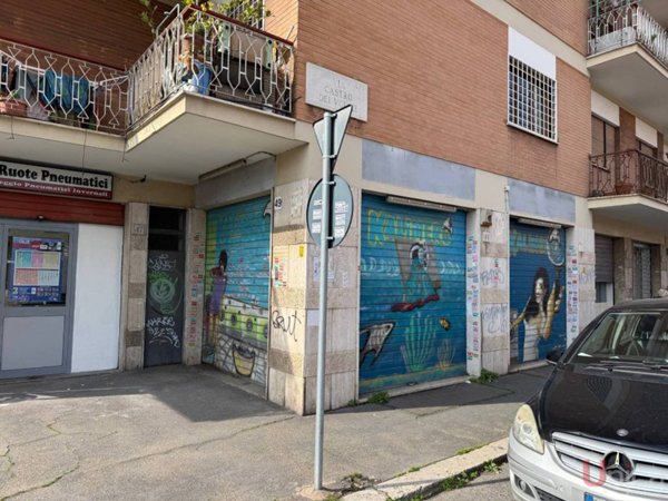 negozio in vendita a Roma in zona Finocchio