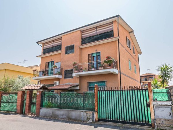 appartamento in vendita a Roma in zona Giardini di Corcolle