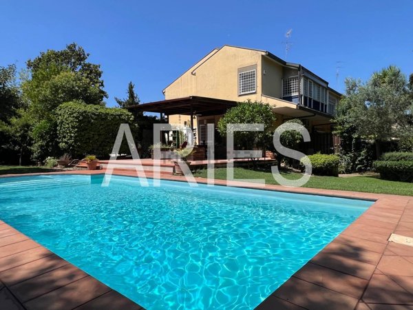 casa indipendente in vendita a Roma in zona Casal Palocco
