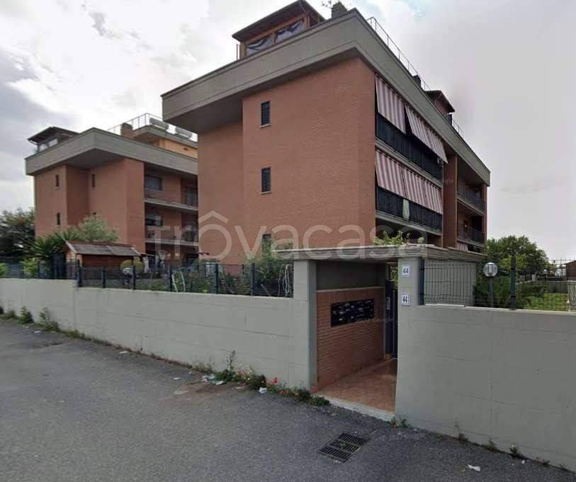 appartamento in vendita a Roma in zona Lunghezza