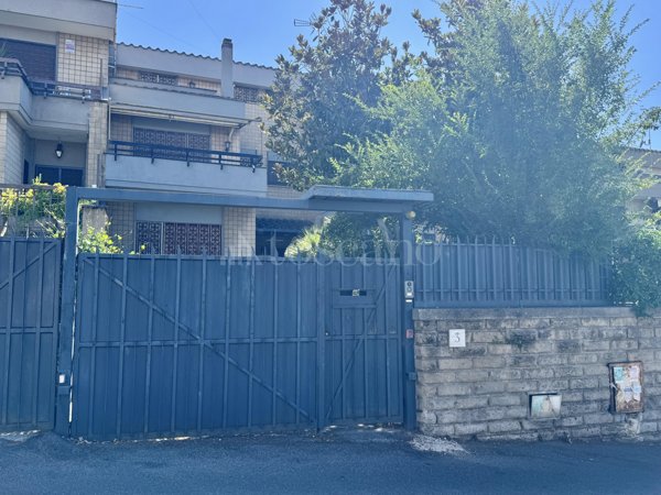 casa indipendente in vendita a Roma in zona Appio Pignatelli