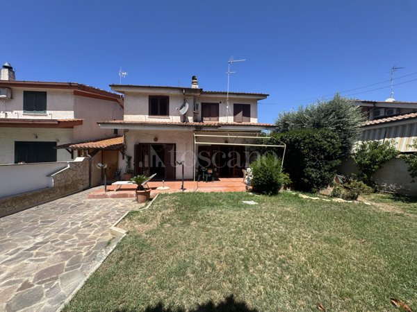 casa indipendente in vendita a Roma in zona Infernetto