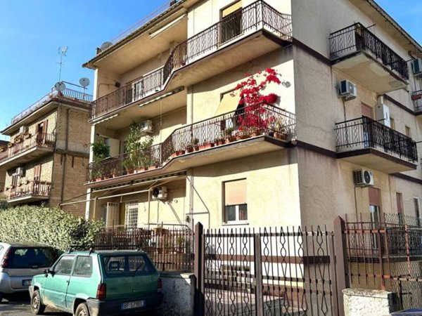 appartamento in vendita a Roma in zona Valle Muricana