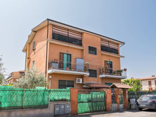 appartamento in vendita a Roma in zona Giardini di Corcolle