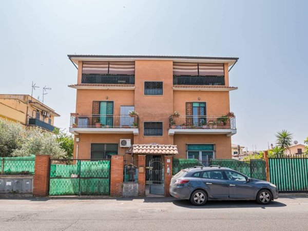 appartamento in vendita a Roma in zona Giardini di Corcolle