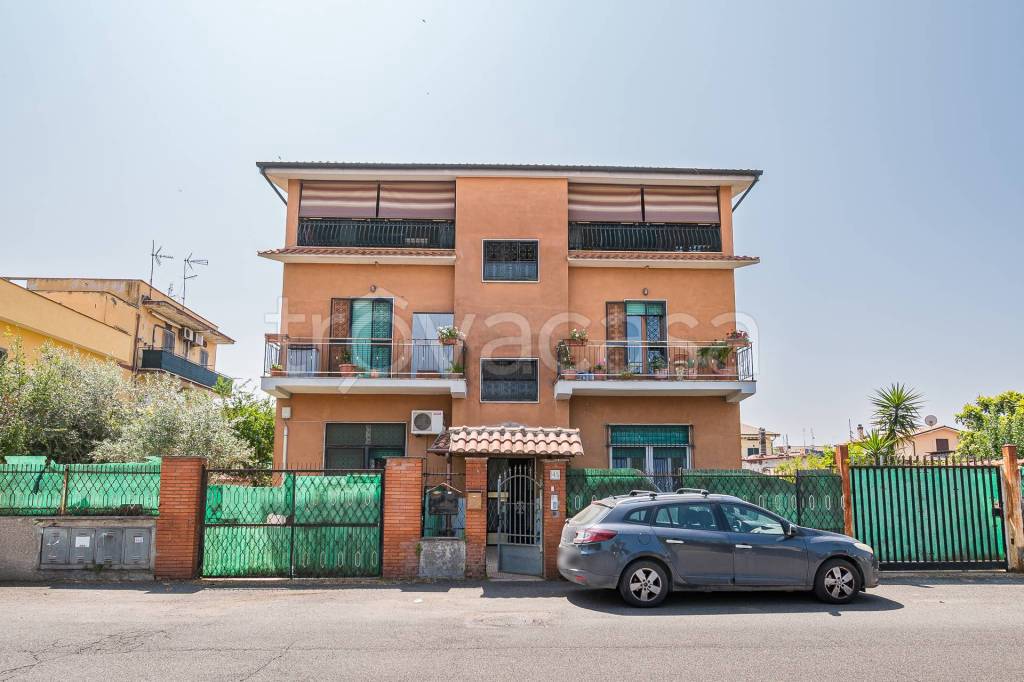 appartamento in vendita a Roma in zona Giardini di Corcolle
